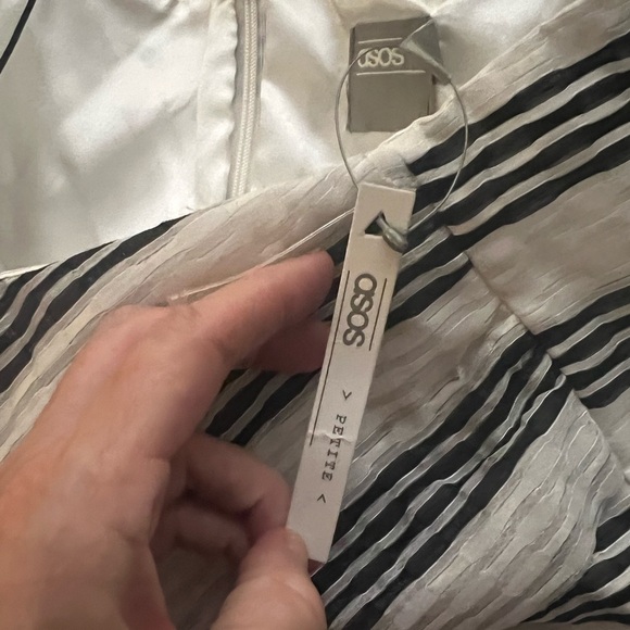 NWT ASOS,Bow-Front,B&WStriped,Twirl-able Dress,Excellent Condition, Size 8P - Picture 8 of 16